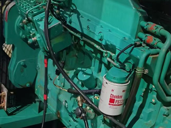 小板镇如何确定新的发电机组控制系统是否与原系统兼容？