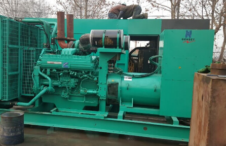 小板镇发电机组如何判断水冷式机油散热器内部是否需要清洗？